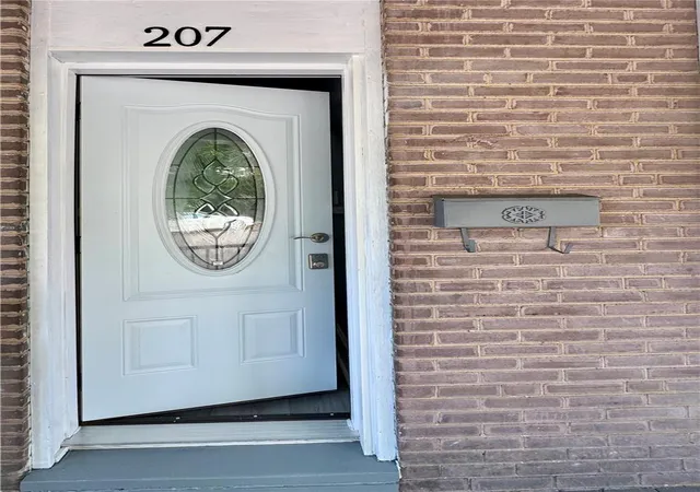 Photo 2 of Townhouse for sale at 207 N George St, Pottsville, PA 17901 | MLS# 783408 | Listing updated on 2026-10-07
