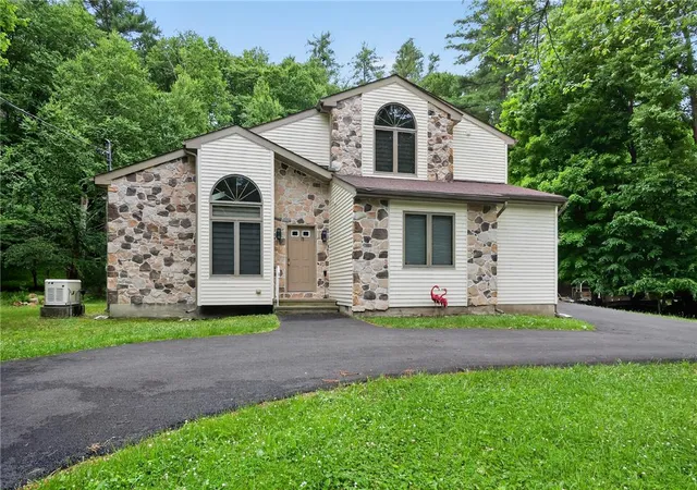 Photo 2 of Single family home for sale at 1119 Mink Ct, Bushkill, PA 18324 | MLS# 783440 | Listing updated on 2026-08-31