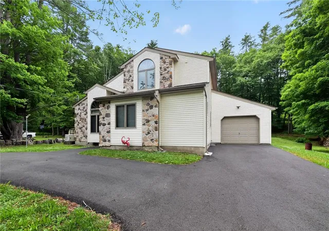 Photo 4 of Single family home for sale at 1119 Mink Ct, Bushkill, PA 18324 | MLS# 783440 | Listing updated on 2026-08-31