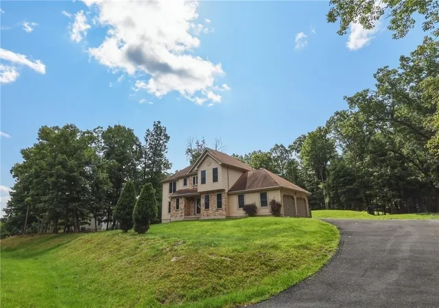 Photo 4 of Single family home for sale at 192 Waverly Dr, East Stroudsburg, PA 18302 | MLS# 783409 | Listing updated on 2026-08-31