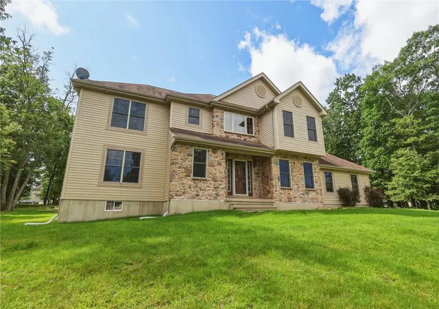Photo 5 of Single family home for sale at 192 Waverly Dr, East Stroudsburg, PA 18302 | MLS# 783409 | Listing updated on 2026-08-31