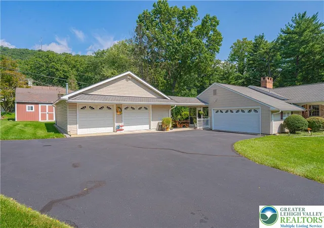 Photo 4 of Sale Pending at 3683 Oakhurst Dr, Upper Saucon Twp, PA 18034 | MLS# 783482 | Listing updated on 2026-09-15