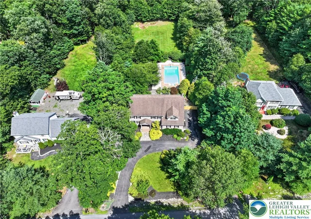 Photo 2 of Single family home for sale at 121 Chatham Hill Rd, Stroudsburg, PA 18360 | MLS# 781440 | Listing updated on 2026-08-31