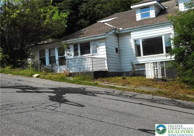 Photo 4 of Single family home for sale at 571 E Center St, Nesquehoning, PA 18240 | MLS# 783728 | Listing updated on 2026-10-23