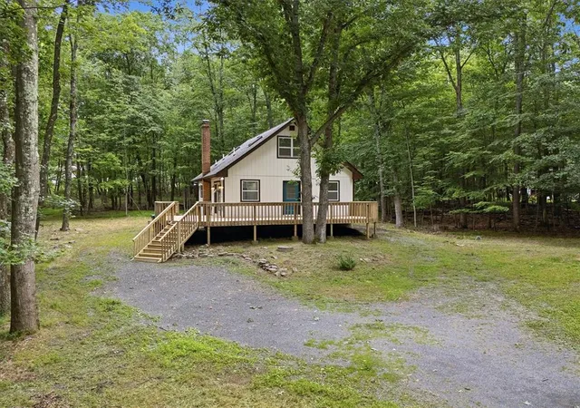Photo 2 of Single family home for sale at 256 Birch Holw Dr, Chestnuthill Twp, PA 18330 | MLS# 783564 | Listing updated on 2026-09-22