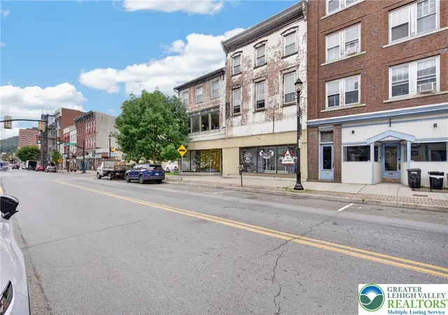 Photo 4 of House for sale at 104 W Broad St, Tamaqua, PA 18252 | MLS# 783764 | Listing updated on 2026-09-03