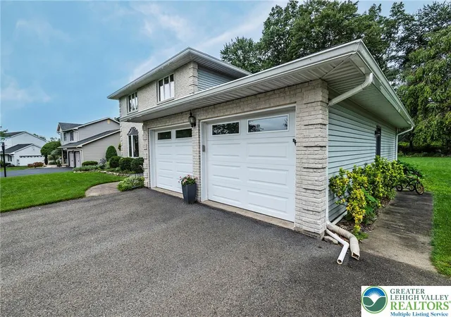 Photo 3 of Single family home for sale at 419 Crestmont St, Pen Argyl, PA 18072 | MLS# 783803 | Listing updated on 2026-09-23