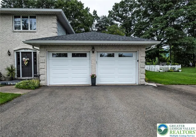 Photo 3 of Single family home for sale at 419 Crestmont St, Pen Argyl, PA 18072 | MLS# 783803 | Listing updated on 2026-09-23