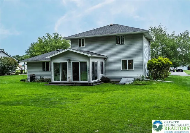 Photo 4 of Single family home for sale at 419 Crestmont St, Pen Argyl, PA 18072 | MLS# 783803 | Listing updated on 2026-09-23