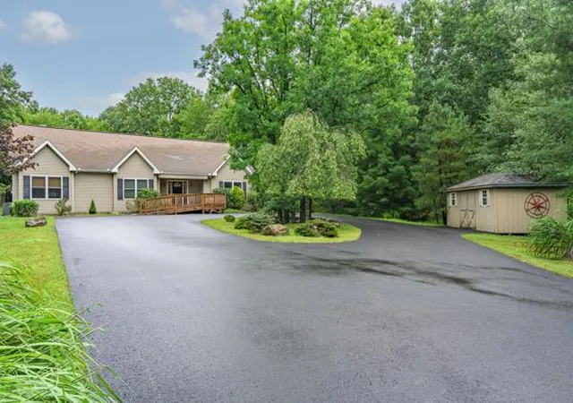 Photo 4 of Single family home for sale at 33 Bear Ln, Jim Thorpe, PA 18229 | MLS# 783771 | Listing updated on 2026-10-23