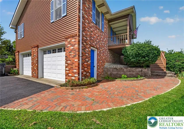 Photo 3 of Single family home for sale at 395 Sunrise Blvd, Mount Bethel, PA 18343 | MLS# 784082 | Listing updated on 2026-09-25