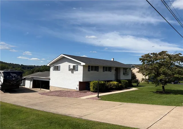 Photo 3 of Sale Pending at 724 Lincoln Ave, Walnutport, PA 18088 | MLS# 784195 | Listing updated on 2026-09-18