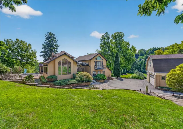 Photo 2 of Sale Pending at 475 S Delaware Dr, Easton, PA 18042 | MLS# 784162 | Listing updated on 2026-09-27