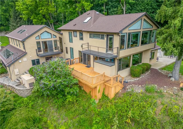 Photo 3 of Sale Pending at 475 S Delaware Dr, Easton, PA 18042 | MLS# 784162 | Listing updated on 2026-09-27