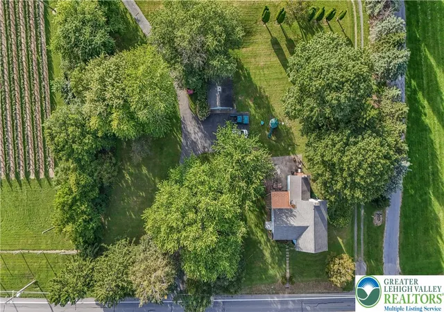 Photo 2 of Single family home for sale at 300 S Delaware Dr, Mount Bethel, PA 18343 | MLS# 784277 | Listing updated on 2026-10-02