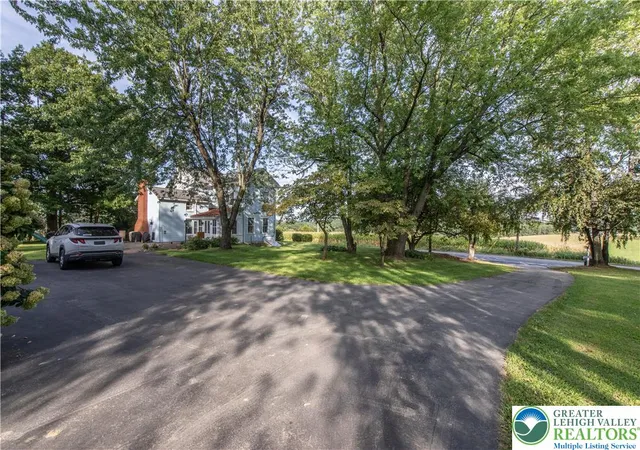 Photo 3 of Single family home for sale at 300 S Delaware Dr, Mount Bethel, PA 18343 | MLS# 784277 | Listing updated on 2026-10-02