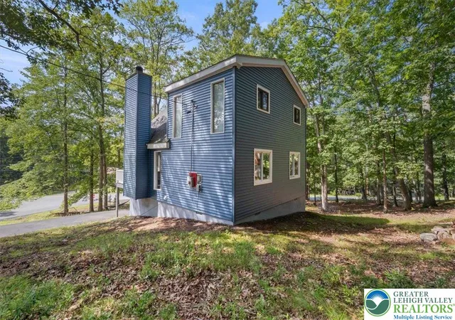Photo 3 of Single family home for sale at 272 Stafford Dr, Bushkill, PA 18324 | MLS# 784363 | Listing updated on 2026-09-11