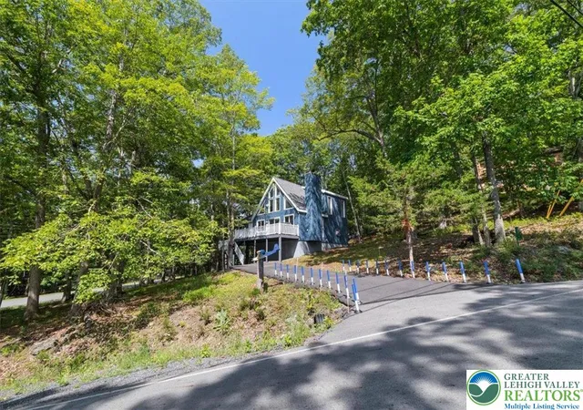 Photo 4 of Single family home for sale at 272 Stafford Dr, Bushkill, PA 18324 | MLS# 784363 | Listing updated on 2026-09-11