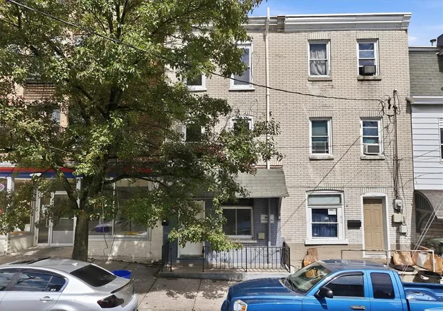 Photo 2 of Townhouse for sale at 395 W Allen St, Allentown, PA 18102 | MLS# 784222 | Listing updated on 2026-09-29