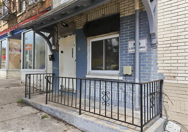 Photo 3 of Townhouse for sale at 395 W Allen St, Allentown, PA 18102 | MLS# 784222 | Listing updated on 2026-09-29