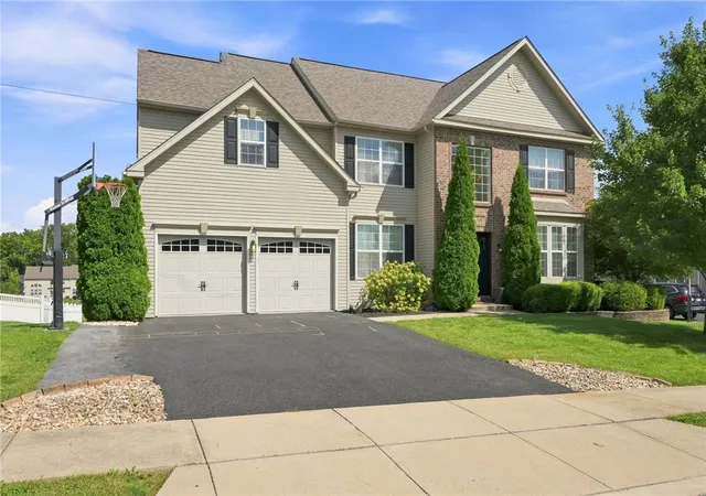 Photo 2 of Single family home for sale at 1161 Bramble Dr, Breinigsville, PA 18031 | MLS# 784364 | Listing updated on 2026-10-07