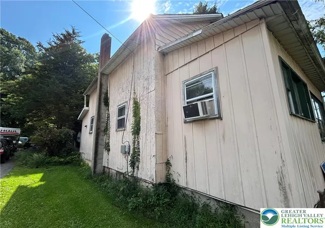 Photo 3 of Single family home for sale at 905 Lower S Main St, Bangor, PA 18013 | MLS# 784360 | Listing updated on 2026-09-16