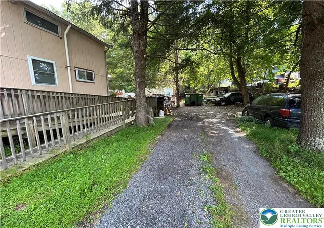 Photo 4 of Single family home for sale at 905 Lower S Main St, Bangor, PA 18013 | MLS# 784360 | Listing updated on 2026-09-16