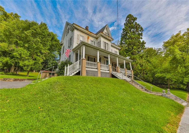 Photo 3 of Single family home for sale at 425 Spring, Easton, PA 18042 | MLS# 784523 | Listing updated on 2026-10-03