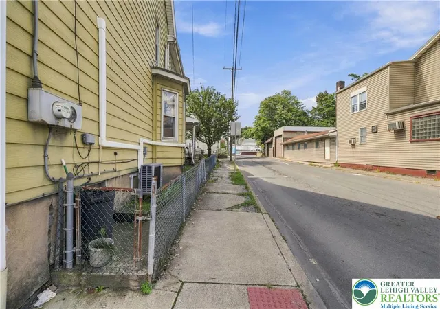 Photo 3 of Townhouse for sale at 200 Center St, Schuylkill, PA 18252 | MLS# 784534 | Listing updated on 2026-09-16