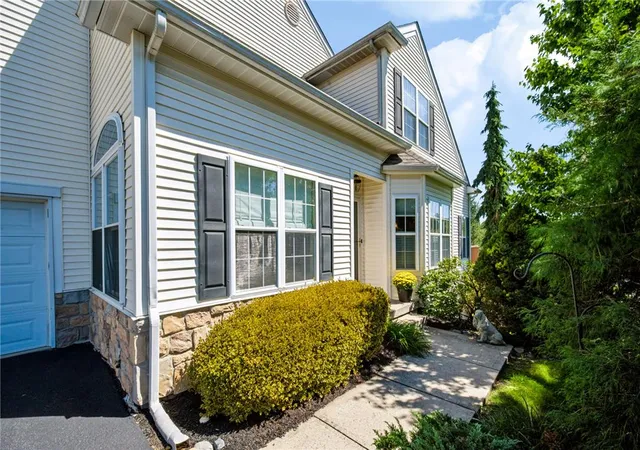 Photo 2 of Sale Pending at 9 Willow Dr, Easton, PA 18045 | MLS# 784034 | Listing updated on 2026-09-24