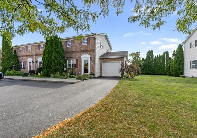 Photo 4 of Sale Pending at 4930 Shawnee Ct, Schnecksville, PA 18078 | MLS# 784555 | Listing updated on 2026-10-05