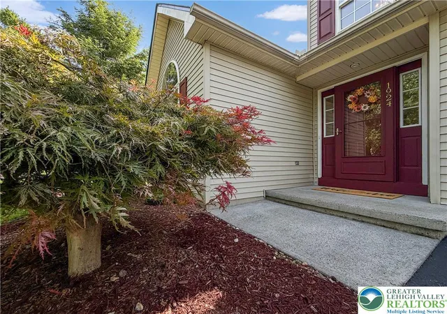 Photo 3 of Single family home for sale at 1924 Vintage Dr, Easton, PA 18045 | MLS# 783552 | Listing updated on 2026-10-07