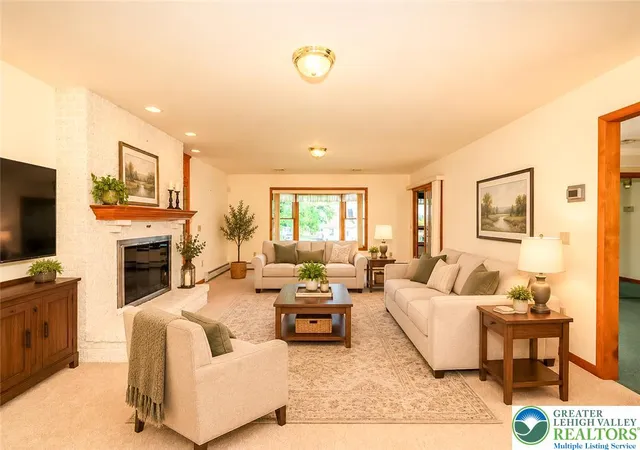 Photo 3 of Single family home for sale at 3231 Fairland Dr, Schnecksville, PA 18078 | MLS# 784610 | Listing updated on 2026-09-23