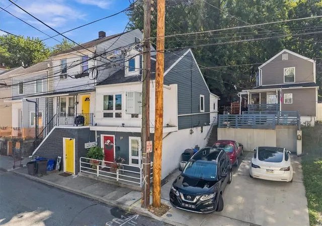 Photo 2 of Single family home for sale at 676 Pine St, Easton, PA 18042 | MLS# 784408 | Listing updated on 2026-09-20