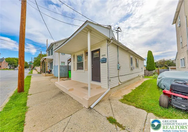 Photo 3 of Sale Pending at 446 Maple St, Bethlehem, PA 18018 | MLS# 784594 | Listing updated on 2026-09-20