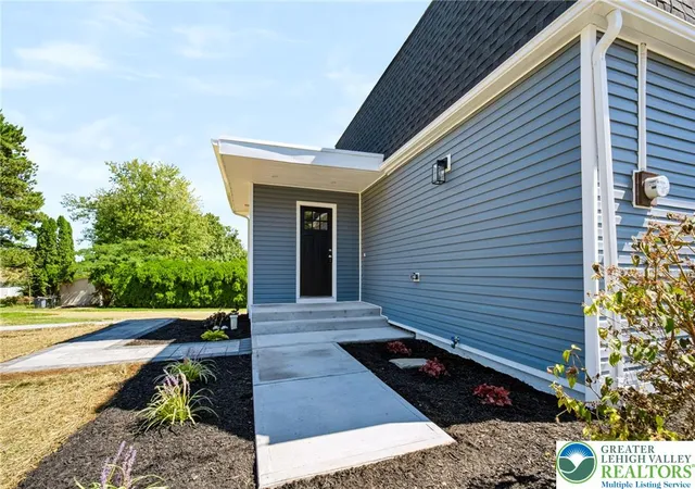 Photo 3 of Single family home for sale at 3105 Washington St, Bethlehem, PA 18020 | MLS# 784597 | Listing updated on 2026-09-21