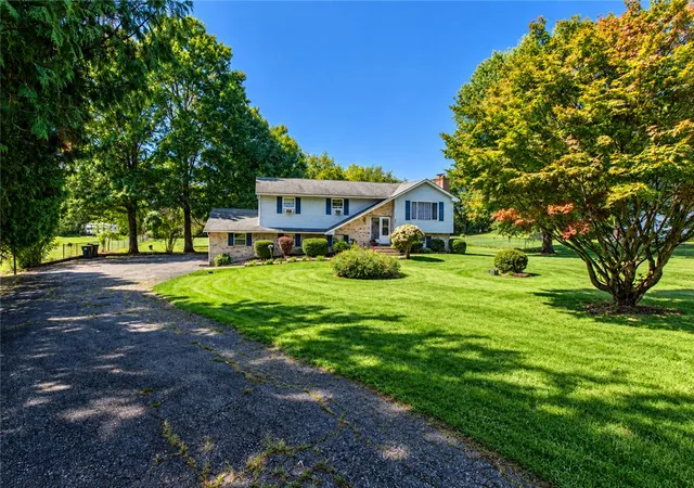 Photo 2 of Single family home for sale at 121 Scenic Ct, Mount Bethel, PA 18343 | MLS# 784738 | Listing updated on 2026-09-27
