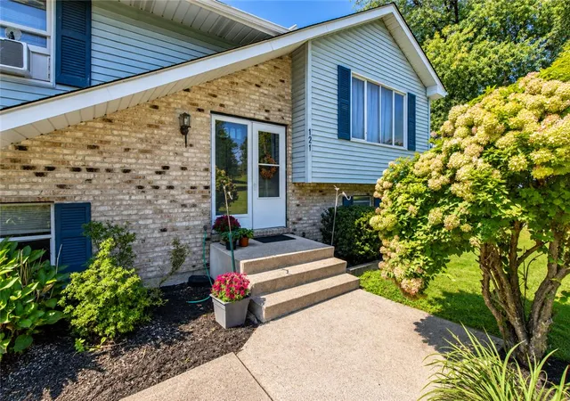 Photo 3 of Single family home for sale at 121 Scenic Ct, Mount Bethel, PA 18343 | MLS# 784738 | Listing updated on 2026-09-27