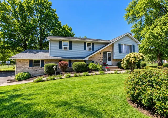 Photo 4 of Single family home for sale at 121 Scenic Ct, Mount Bethel, PA 18343 | MLS# 784738 | Listing updated on 2026-09-27