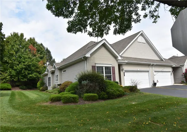 Photo 2 of Single family home for sale at 40 Glenmoor Cir N, Easton, PA 18045 | MLS# 784644 | Listing updated on 2026-09-27