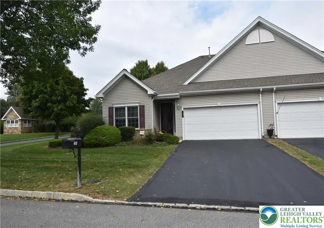 Photo 3 of Single family home for sale at 40 Glenmoor Cir N, Easton, PA 18045 | MLS# 784644 | Listing updated on 2026-09-27