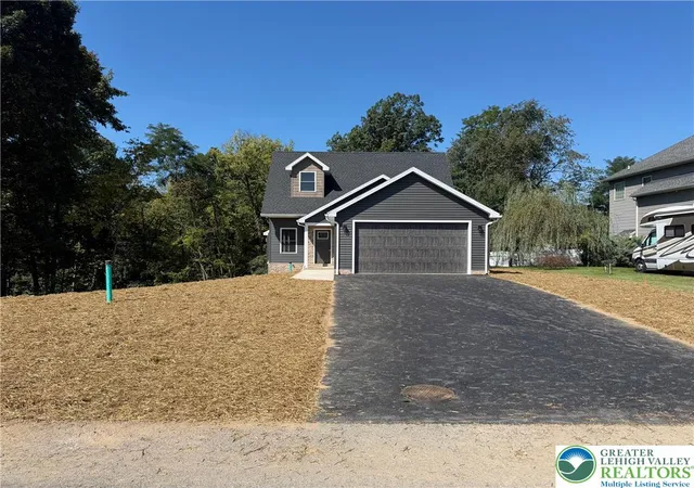 Photo 2 of Single family home for sale at 801 Dickeys Dr, Chambersburg, PA 17202 | MLS# 784753 | Listing updated on 2026-09-25