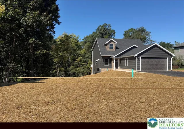 Photo 3 of Single family home for sale at 801 Dickeys Dr, Chambersburg, PA 17202 | MLS# 784753 | Listing updated on 2026-09-25