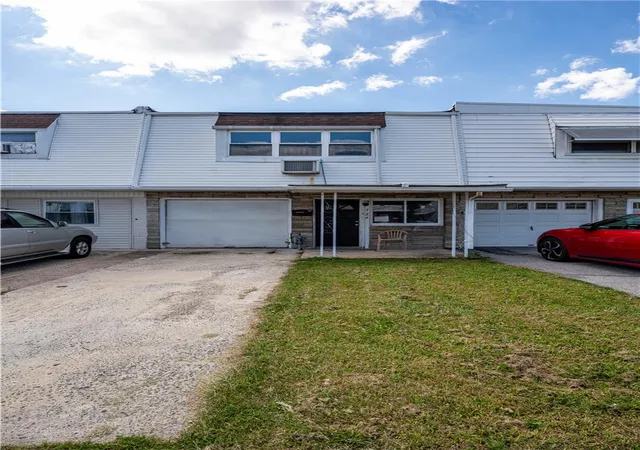 Townhouse for sale at 724 N Lacrosse St, Allentown, PA 18109 | MLS# 784788