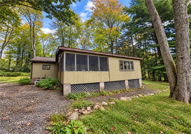 Photo 3 of Sale Pending at 131 Toby Crk Ln, Tobyhanna Twp, PA 18610 | MLS# 784805 | Listing updated on 2026-10-06