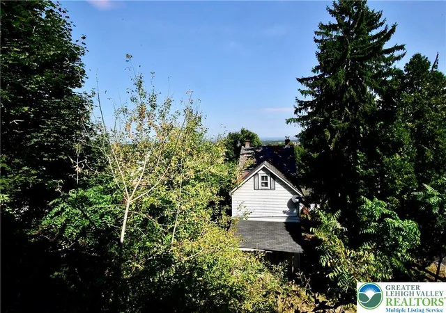 Photo 3 of Townhouse for sale at 928 Vernon St, Bethlehem, PA 18015 | MLS# 784647 | Listing updated on 2026-09-22