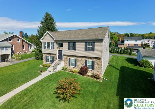 Photo 3 of Single family home for sale at 534 Seip Ave, Nazareth, PA 18064 | MLS# 784851 | Listing updated on 2026-10-06