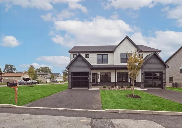 Photo 1 of Single family home for sale at 822 Hunter St, Catasauqua, PA 18032 | MLS# 784825 | Listing updated on 2026-10-05