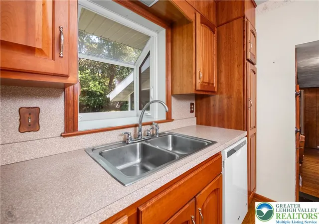 Photo 4 of Single family home for sale at 2530 Rosewood Dr, Bethlehem, PA 18017 | MLS# 784862 | Listing updated on 2026-09-27