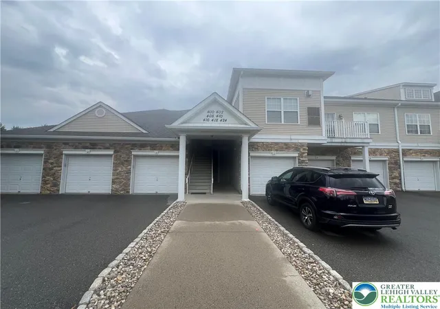 Listing Photo 2 - Condo for sale in building located at 424 Waterford Ter, Easton, PA 18042